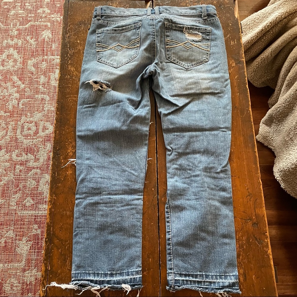 Distressed Jean Capri - Picture 2 of 4